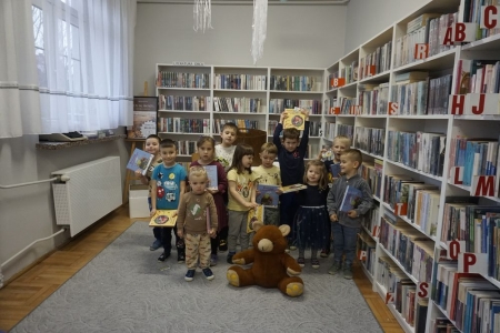 Punkt przedszkolny Mali Odkrywcy w Zarzeczu: Dzień Pluszowego Misia w Bibliotece...