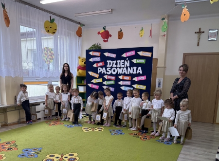 Punkt przedszkolny ''Kubusiowa Polana'' w Niechobrzu: Pasowanie na Przedszkolaka