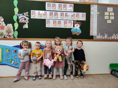 Punkt przedszkolny ''Mali Odkrywcy'' w Zarzeczu: Dzień Pluszowego Misia