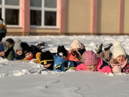 Przedszkole w Lutoryżu: Zabawy na śniegu