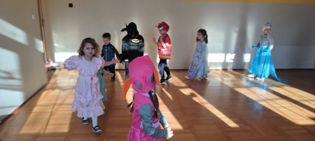 Punkt przedszkolny ''Mali Odkrywcy'' w Zarzeczu: Bal karnawałowy