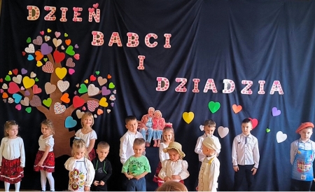 Punkt przedszkolny ''Mali Odkrywcy'' w Zarzeczu: Dzień Babci i Dziadka