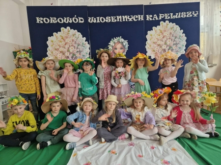 Przedszkole w Niechobrzu 1 : Konkurs na „Kapelusz Wiosenny” - Korowód Wiosennych Kapeluszy