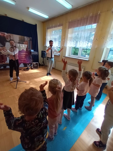 Punkt przedszkolny ''Mali Odkrywcy'' w Zarzeczu: Audycja muzyczna Yamaha - wrzes