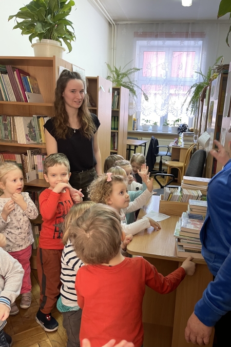Zaczarowana Kraina w Lutoryżu: Z wizytą w bibliotece Szkoły Podstawowej w Lutory...